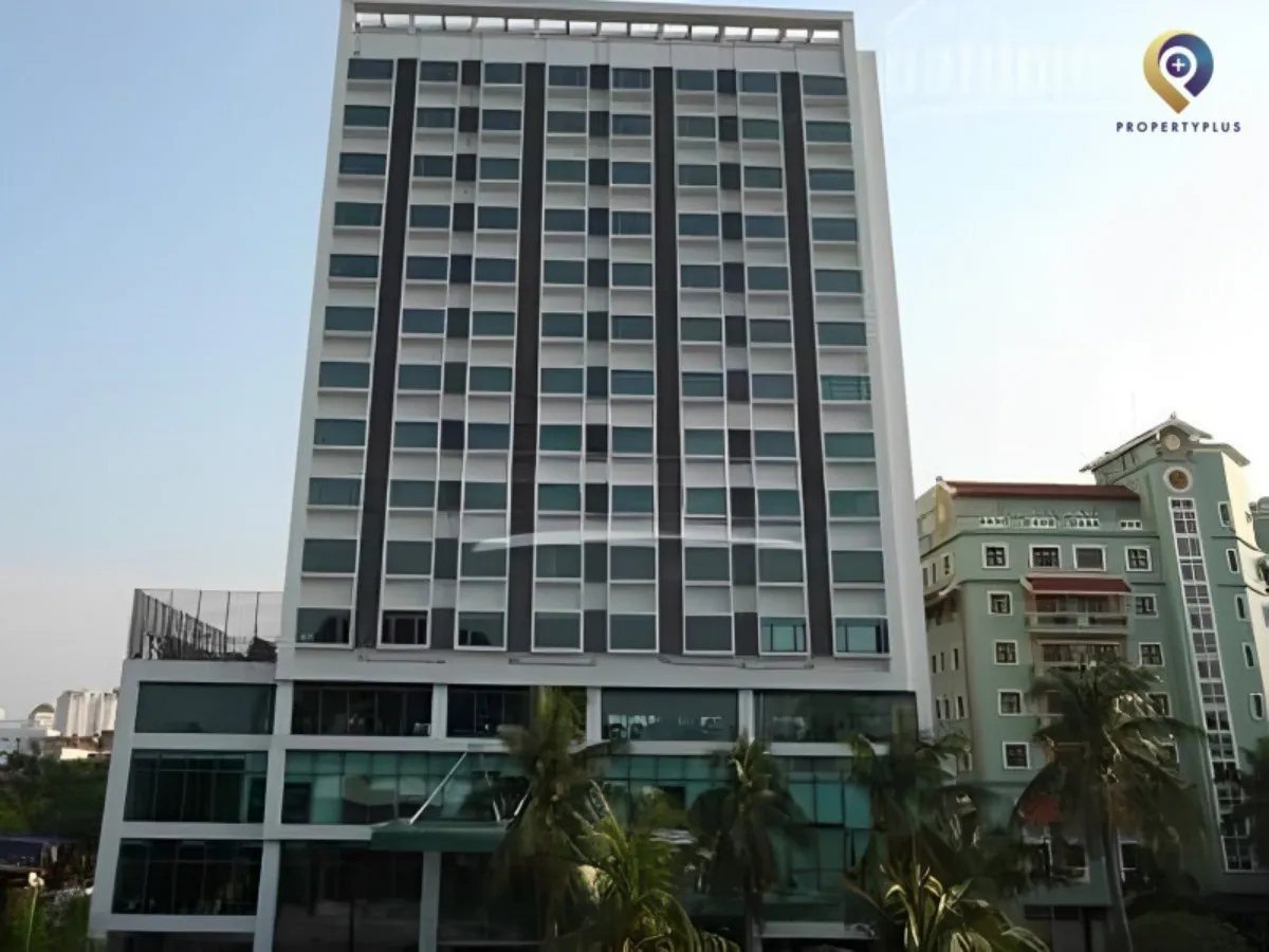 Toàn cảnh tòa nhà D Khách Sạn la Thành nhìn từ bên ngoài.